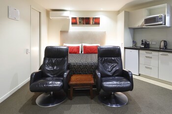 Delorenzo's Studio Apartments