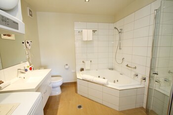Delorenzo's Studio Apartments