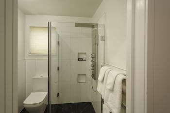 Delorenzo's Studio Apartments