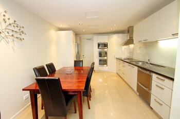 Delorenzo's Studio Apartments