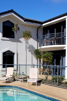 Delorenzo's Studio Apartments