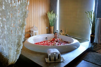 Bliss Surfer Hotel By Tritama Hospitality