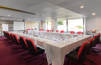Bliss Surfer Hotel By Tritama Hospitality