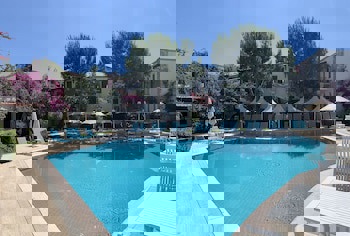 Moonshine Hotel & Suites