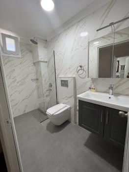 Moonshine Hotel & Suites