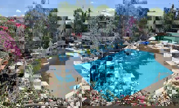 Moonshine Hotel & Suites