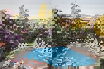 Moonshine Hotel & Suites