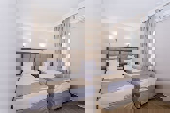 Moonshine Hotel & Suites