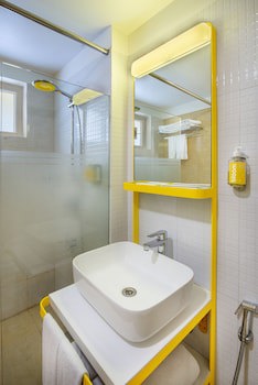 Bloomrooms @ Link Road