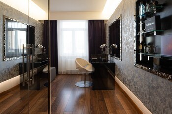 11 Mirrors Design Hotel
