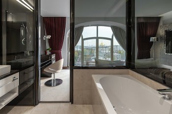 11 Mirrors Design Hotel