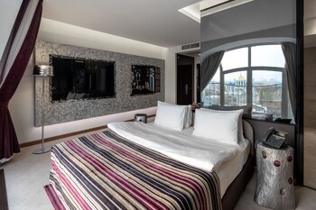 11 Mirrors Design Hotel