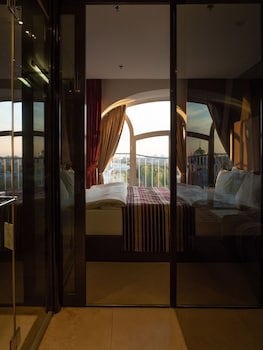 11 Mirrors Design Hotel
