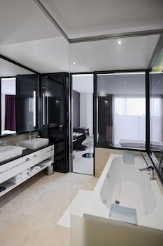 11 Mirrors Design Hotel