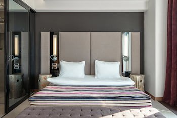 11 Mirrors Design Hotel