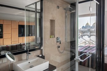 11 Mirrors Design Hotel
