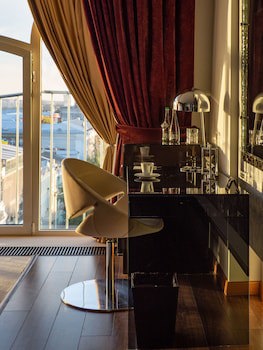 11 Mirrors Design Hotel