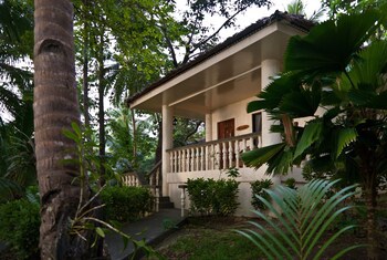 Easy Diving And Beach Resort
