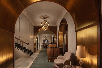 Adahan Decamondo Pera, Autograph Collection