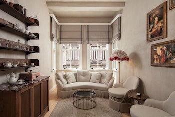 Adahan Decamondo Pera, Autograph Collection