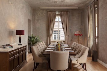 Adahan Decamondo Pera, Autograph Collection