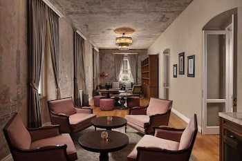 Adahan Decamondo Pera, Autograph Collection
