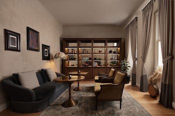 Adahan Decamondo Pera, Autograph Collection