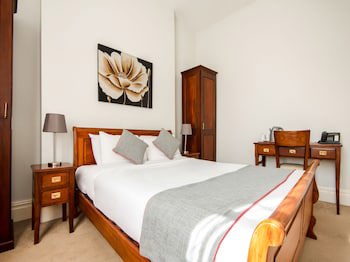 Oyo The Regency, Clifton Bristol