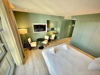 Axiom Park Hotel