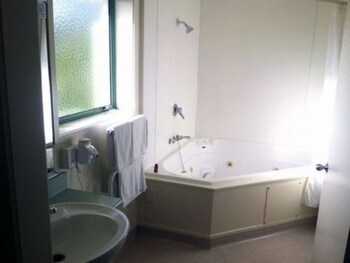 Birchwood Spa Motel