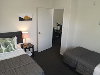 Airport Palms Motel