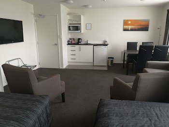 Airport Palms Motel