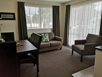 Airport Palms Motel