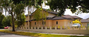 Airport Palms Motel