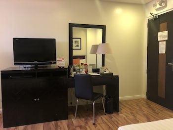 Court Meridian Hotel And Suites