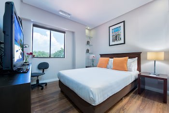 Court Meridian Hotel And Suites