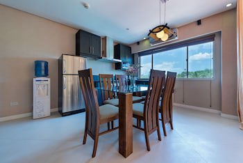 Court Meridian Hotel And Suites