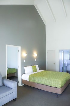 Airport Manor Inn