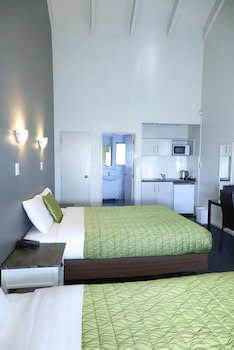 Airport Manor Inn