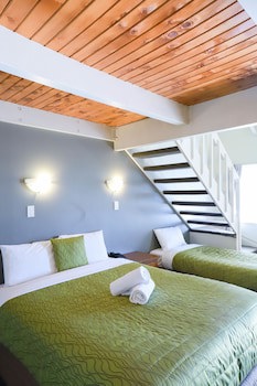 Airport Manor Inn
