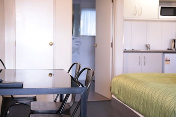 Airport Manor Inn