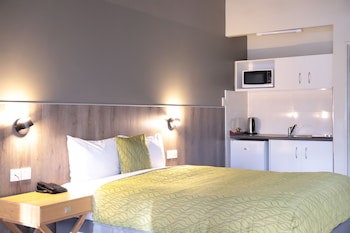 Airport Manor Inn