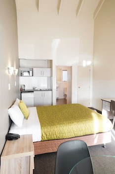 Airport Manor Inn
