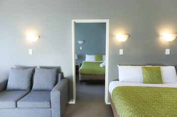 Airport Manor Inn