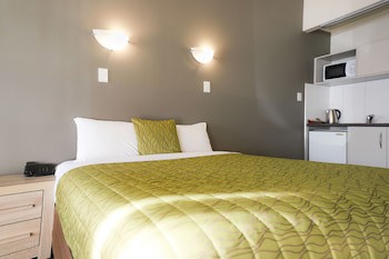 Airport Manor Inn