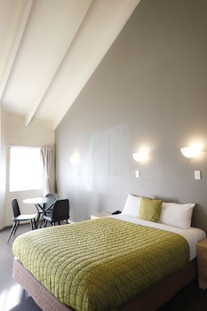 Airport Manor Inn