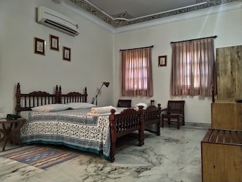 Anuraag Villa