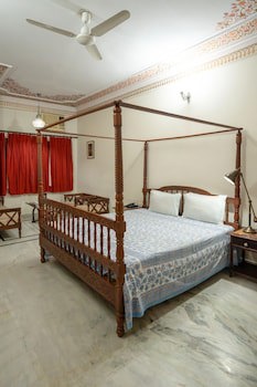 Anuraag Villa