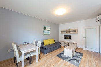 Corvin Plaza Apartments And Suites