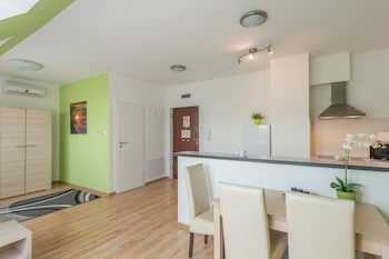 Corvin Plaza Apartments And Suites